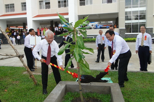 Chủ tịch UBND TPHCM Lê Hoàng Quân trồng cây tại sân trường nhân khai giảng năm học mới
