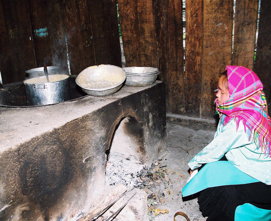 Cô học trò người Mông dùng chõ đồ mèn mén thơm phức trong bếp ăn trường dân tộc nội trú Cô học trò người Mông dùng chõ đồ mèn mén thơm phức trong bếp ăn trường dân tộc nội trú