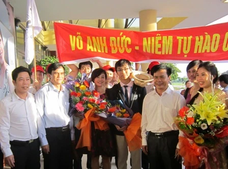 Hà Tĩnh khen thưởng 2 học sinh đạt HCV Olympic Toán