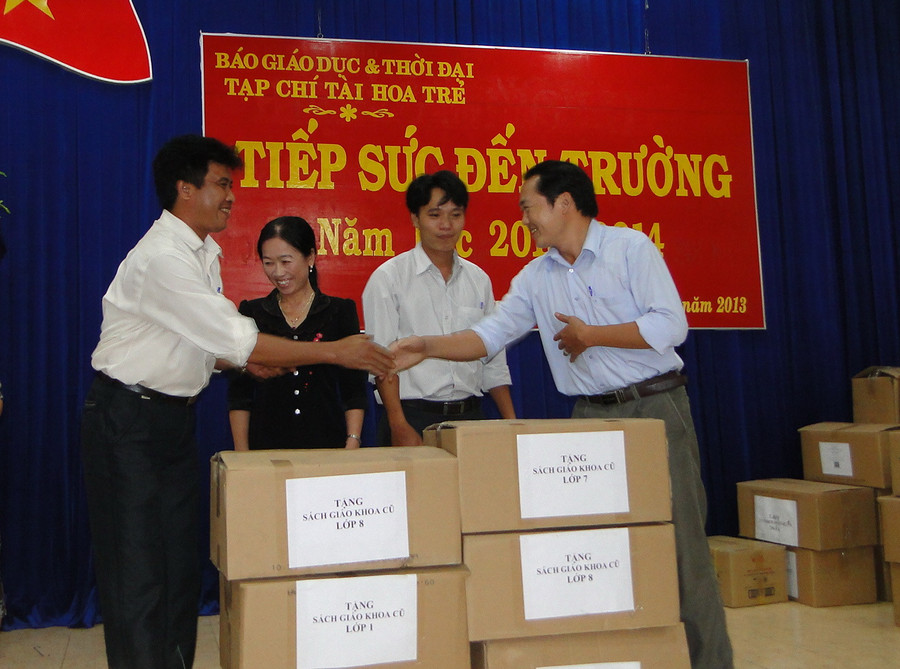 Bàn giao SGK cho đại diện các trường Bàn giao SGK cho đại diện các trường