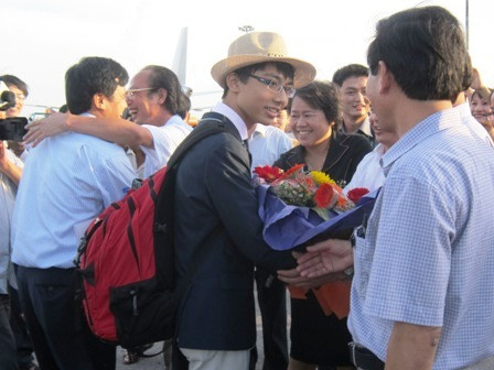 Lãnh đạo ngành GD&ĐT, cán bộ, giáo viên, học sinh lớp Toán K20, trường chuyên Hà Tĩnh cùng gia đình vui mừng đón Võ Anh Đức tại sân bay Vinh. Ảnh: Minh Thư