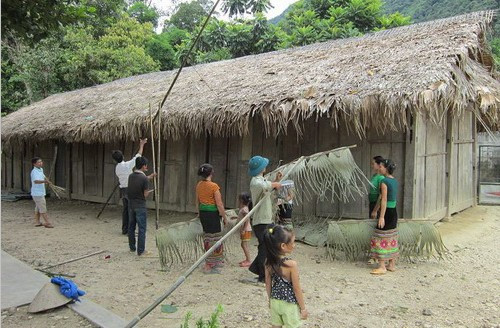 Cha mẹ học sinh Trường TH Cắm Muộn 2 đang tu sửa nhà nội trú cho giáo viên Cha mẹ học sinh Trường TH Cắm Muộn 2 đang tu sửa nhà nội trú cho giáo viên