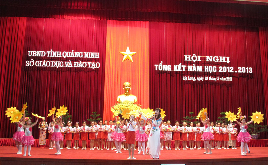 Tiết mục văn nghệ chào mừng Hội nghị Văn nghệ chào mừng Hội nghị