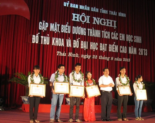 Thái Bình vinh danh thủ khoa ĐH, CĐ năm 2013