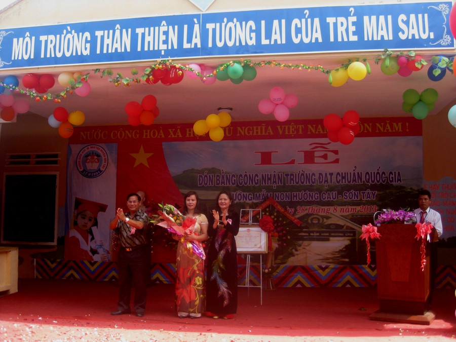 Đại diện Lãnh đạo Sở tăng hoa chúc mừng nhà trường.