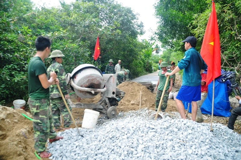 Cán bộ, chiến sỹ giúp dân xây dựng nông thôn mới