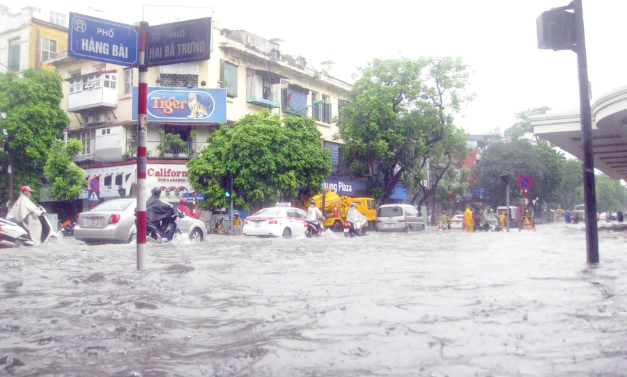 Hà Nội mùa này phố lại thành sông