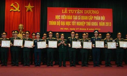 Bộ Quốc phòng tuyên dương 33 thủ khoa tốt nghiệp ĐH năm 2013