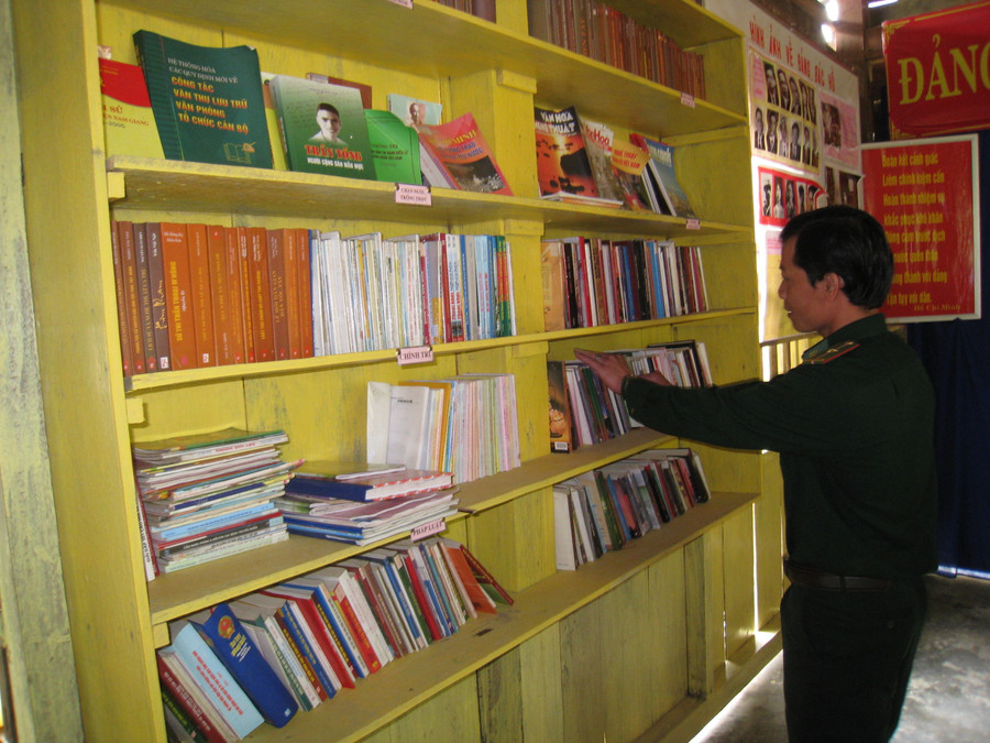 Thiếu úy Zơ Răm Linh “săn sóc” Phòng đọc biên giới