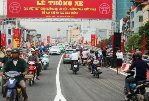 Thông xe cầu vượt nút Đại Cồ Việt - Trần Khát Chân