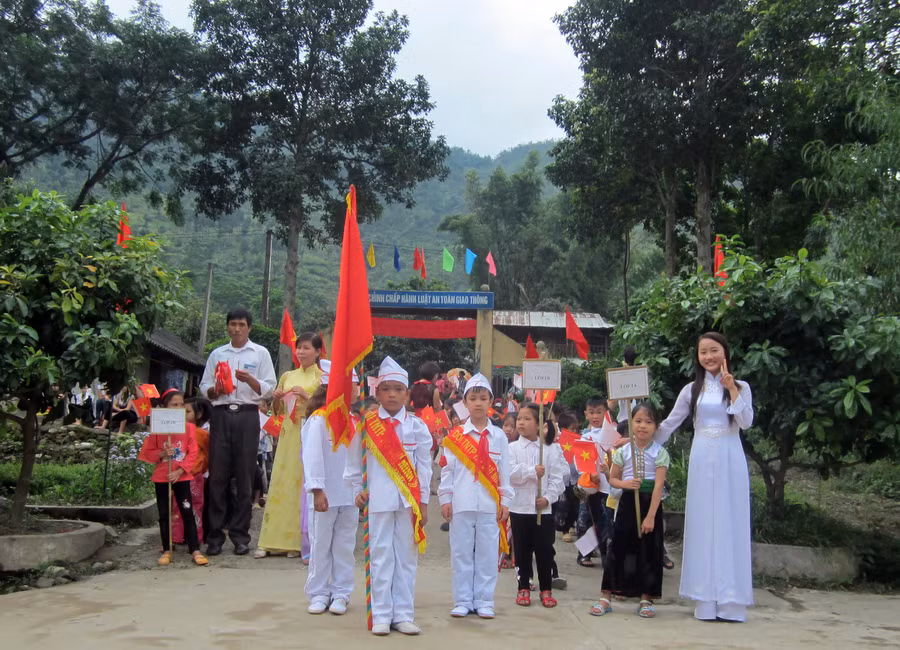 Học sinh Trường Tiểu học Tú Lệ đón khai giảng năm học mới. Ảnh: Thuận Sơn