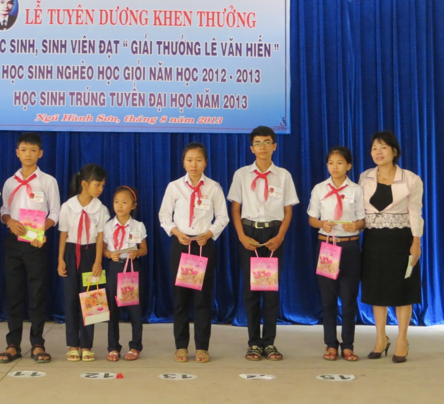 Bà Nguyễn Thị Thúy Hồng - Trưởng đại diện báo Giáo dục và Thời đại khu vực miền Trung - Tây Nguyên - trao quà cho 33 học sinh nghèo vượt khó.