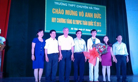 Trường THPT chuyên Hà Tĩnh tổ chức vinh danh em Võ Anh Đức. Ảnh: Minh Thư Trường THPT chuyên Hà Tĩnh tổ chức vinh danh em Võ Anh Đức. Ảnh: Minh Thư