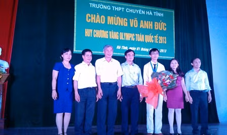 Trường THPT chuyên Hà Tĩnh tổ chức vinh danh em Võ Anh Đức. Ảnh: Minh Thư