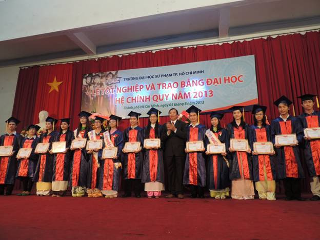 PGS.TS Nguyễn Kim Hồng - Hiệu trưởng nhà trường trao tặng bằng tốt nghiệp cho tân cử nhân