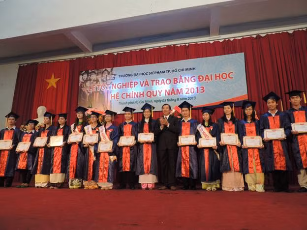PGS.TS Nguyễn Kim Hồng - Hiệu trưởng nhà trường trao tặng bằng tốt nghiệp cho tân cử nhân