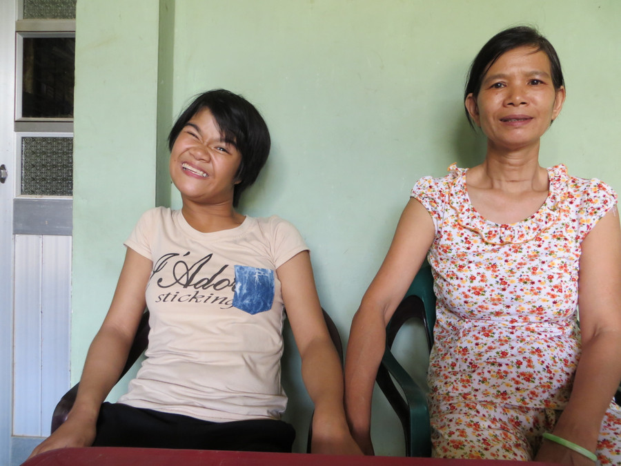 Niềm vui của cô học trò khuyết tật và niềm tự hào của người mẹ khi có 3 người con đều thi đậu các trường đại học có uy tín.