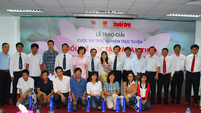 Các thí sinh đoạt giải vòng 2, chụp hình kỉ niệm với ban tổ chức.jpg