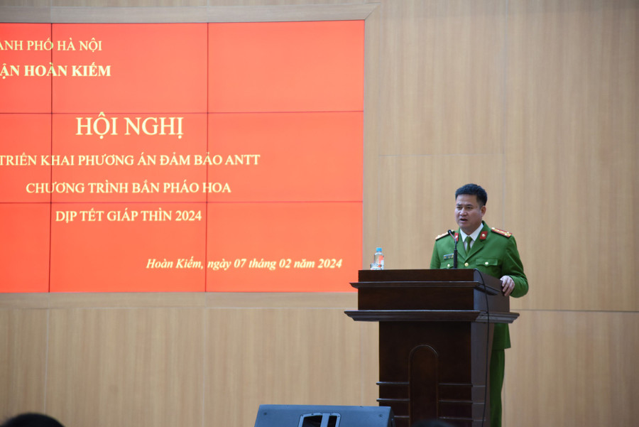 Đại tá Hà Mạnh Hùng -Trưởng Công an quận Hoàn Kiếm giao nhiệm vụ cho các đơn vị. Đại tá Hà Mạnh Hùng -Trưởng Công an quận Hoàn Kiếm giao nhiệm vụ cho các đơn vị.