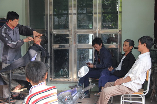 Tương tự khách vẫn xếp hàng để đến lượt tại cửa hàng cắt tóc của anh Nguyễn Văn Đại (Sóc Sơn, Hà Nội) Tương tự khách vẫn xếp hàng để đến lượt tại cửa hàng cắt tóc của anh Nguyễn Văn Đại (Sóc Sơn, Hà Nội)