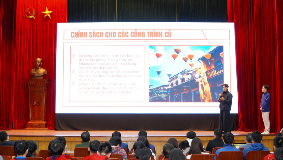 Tại Vòng Chung kết, mỗi đội thi đã dành 10 phút để trình bày và trả lời câu hỏi của Ban giám khảo (7 phút thuyết trình, 3 phút trả lời câu hỏi) về sản phẩm sử dụng các công cụ như AI-wonder, Python, Streamlit…