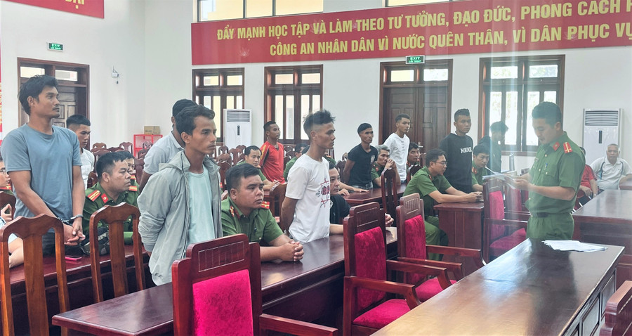 Cơ quan CSĐT thi hành quyết định khởi tố đối với các đối tượng (ảnh: TrM). Cơ quan CSĐT thi hành quyết định khởi tố đối với các đối tượng (ảnh: TrM).