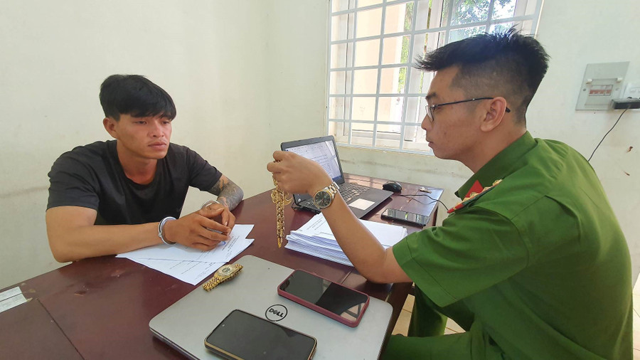 "Siêu trộm" Nguyễn Duy Khánh bị công an bắt giữ. (Ảnh: SĐ) "Siêu trộm" Nguyễn Duy Khánh bị công an bắt giữ. (Ảnh: SĐ)