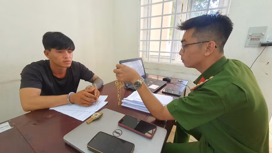 "Siêu trộm" Nguyễn Duy Khánh bị công an bắt giữ. (Ảnh: SĐ)