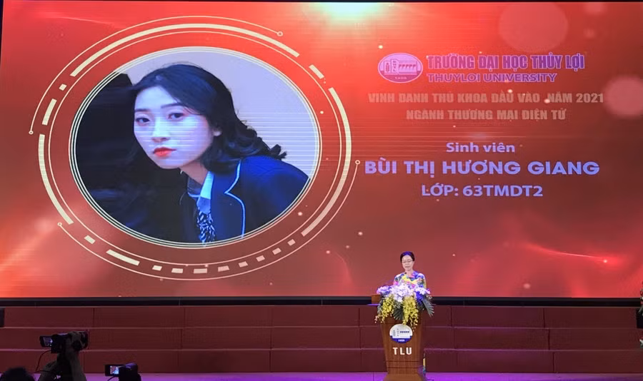 Trao học bổng cho các sinh viên có điểm đầu vào cao qua trực tuyến.