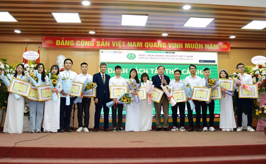 Vinh danh khen thưởng các sinh viên có thành tích trong nghiên cứu khoa học