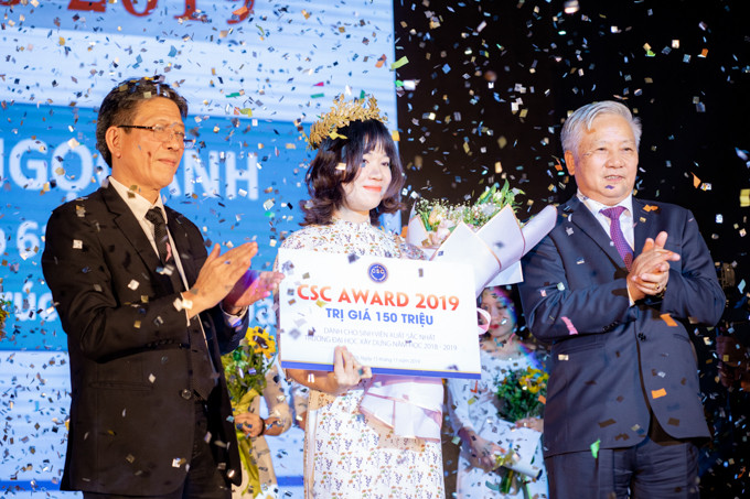 Ông Đào Ngọc Thanh - Chủ tịch HĐQL Quỹ FSC - Bí thư Đảng ủy - Chủ tịch HĐQT Vinaconex và PGS-TS-NGƯT Phạm Duy Hòa - Chủ tịch HĐKH CSC Award - Bí thư Đảng ủy - Hiệu trưởng trường ĐHXD trao thưởng cho chủ nhân của CSC Award 2019.