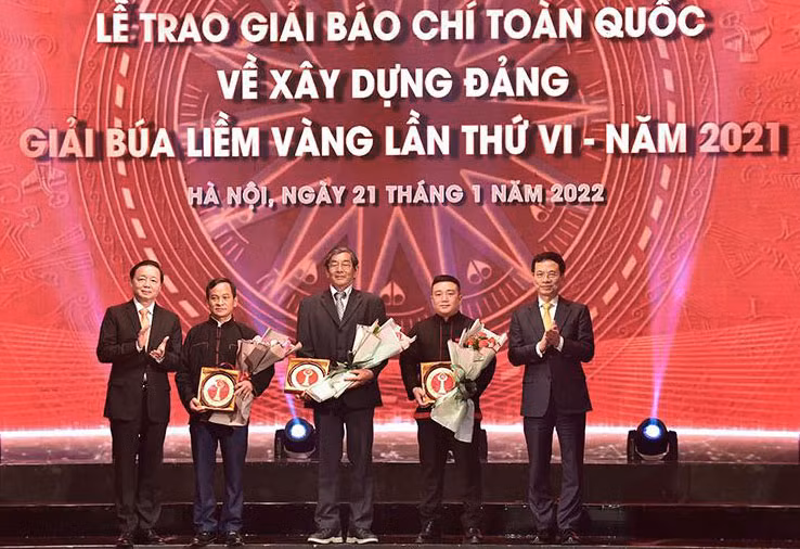 Bộ trưởng Thông tin và Truyền thông Nguyễn Mạnh Hùng và Bộ trưởng Tài nguyên và Môi trường Trần Hồng Hà trao biểu trưng cho 3 nhân vật tiêu biểu trong tác phẩm báo chí đoạt giải.