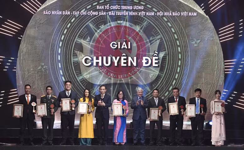 Bí thư Trung ương Đảng, Chủ tịch Ủy ban Trung ương Mặt trận Tổ quốc Việt Nam Đỗ Văn Chiến và Trưởng ban đối ngoại Trung ương Lê Hoài Trung trao giải cho các tác giả đoạt giải chuyên đề Giải Búa liềm vàng.