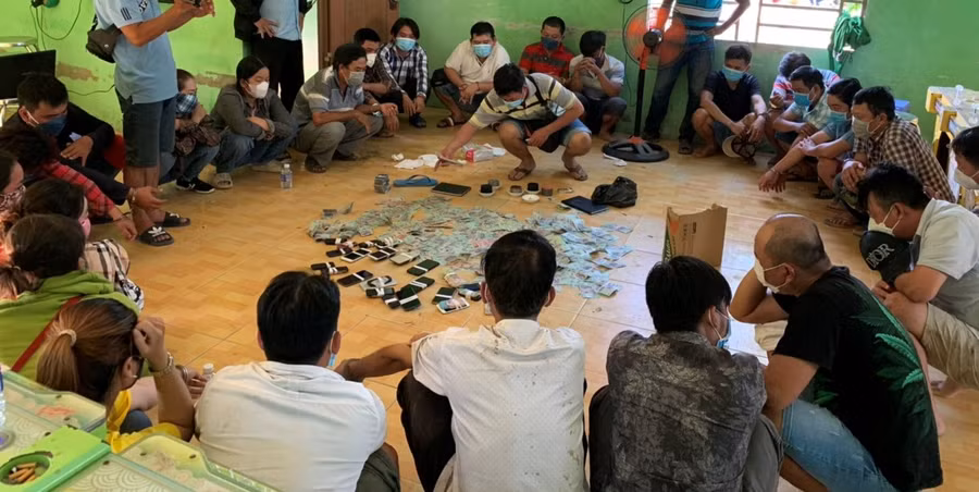 Các đối tượng tụ tập đánh bạc bị cơ quan chức năng bắt giữ.