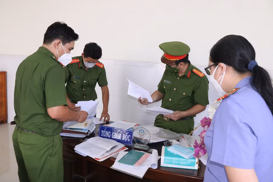 Lực lượng chức năng khám xét trụ sở doanh nghiệp của Phạm Vũ Phương.