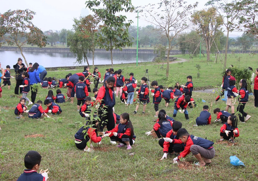 Giáo viên, học sinh Trường Hội nhập quốc tế iSchool tham gia trồng cây tại công viên trung tâm TP Hà Tĩnh. Giáo viên, học sinh Trường Hội nhập quốc tế iSchool tham gia trồng cây tại công viên trung tâm TP Hà Tĩnh.