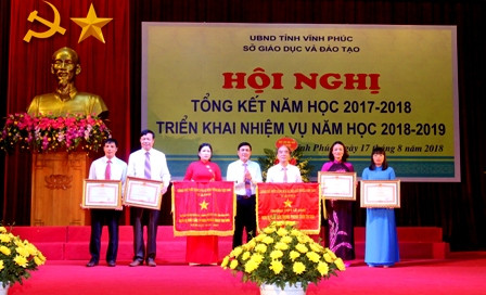 Các tập thể nhận Cờ thi đua của Chính phủ