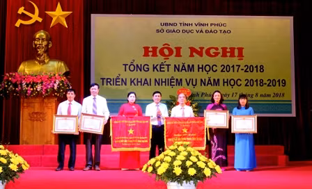 Các tập thể nhận Cờ thi đua của Chính phủ