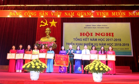 Các tập thể và cá nhân nhận Cờ thi đua của Bộ GD&ĐT Các tập thể và cá nhân nhận Cờ thi đua của Bộ GD&ĐT