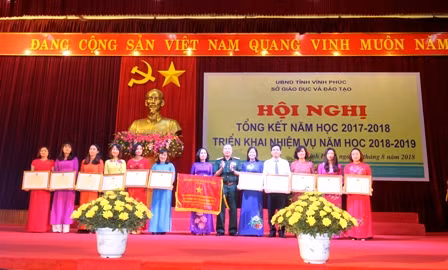 Các tập thể và cá nhân nhận Cờ thi đua của Bộ GD&ĐT