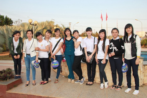 Cô Loan cùng các em học sinh trong một buổi tham dự hội thảo về đổi mới phương pháp dạy và học tiếng Anh do Sở GD&ĐT tỉnh Đắk Nông tổ chức