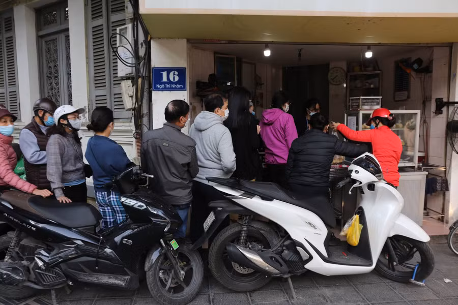 Ngay từ sáng sớm, nhiều người dân đã xếp hàng tại cửa hàng trên phố Ngô Thì Nhậm để đợi mua bánh trôi, bánh chay.