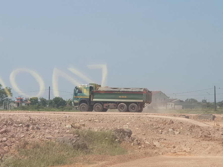 Đất được đưa vào san lấp có nguồn gốc là "đất lậu". Đất được đưa vào san lấp có nguồn gốc là "đất lậu".