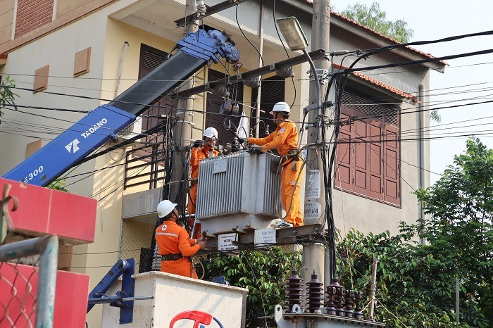 Việc sử dụng điện mùa nắng tăng cao gây quá tải. Việc sử dụng điện mùa nắng tăng cao gây quá tải.