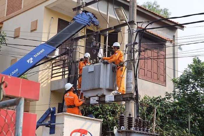 Việc sử dụng điện mùa nắng tăng cao gây quá tải.