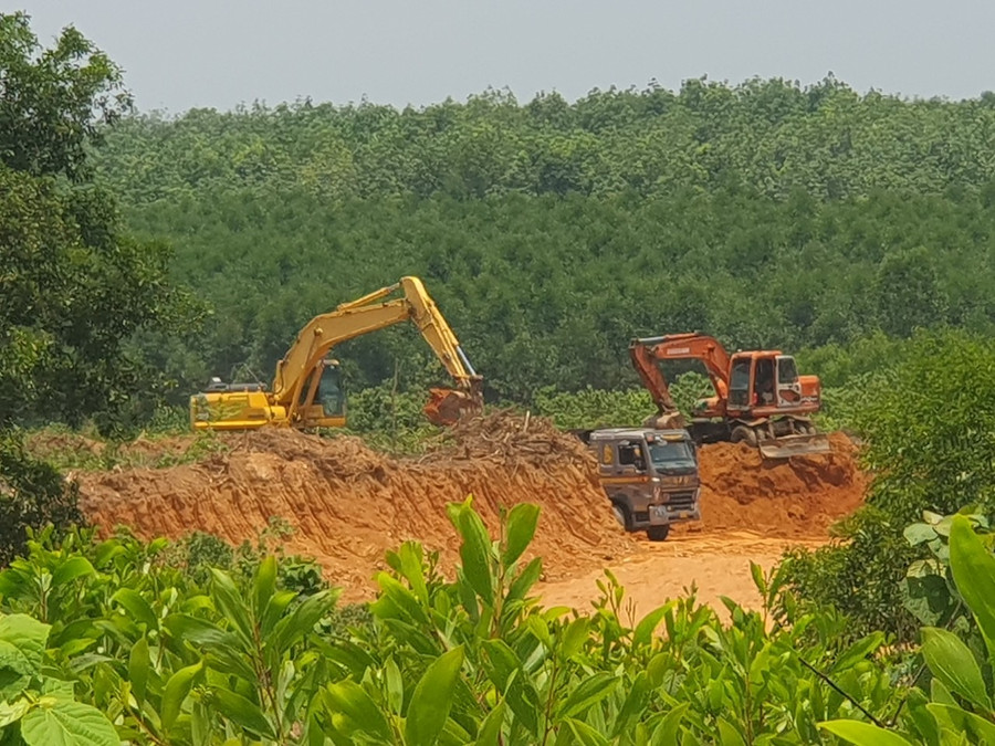 Hiện trường vụ khai thác đất trái phép. Hiện trường vụ khai thác đất trái phép.