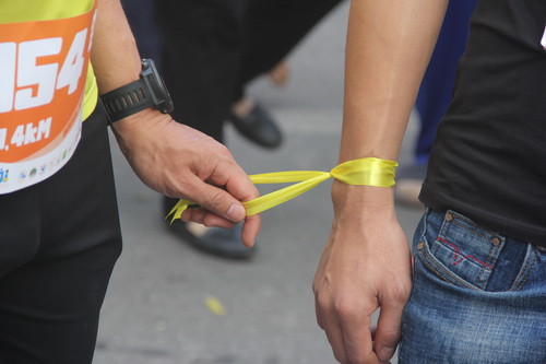 Mỗi người khiếm thị sẽ được một người chơi bình thường dẫn dắt thông qua sợi dây kết nối như thế này Mỗi người khiếm thị sẽ được một người chơi bình thường dẫn dắt thông qua sợi dây kết nối như thế này