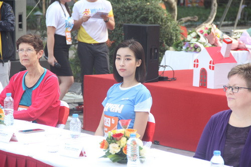 Hoa hậu Đỗ Mỹ Linh có mặt rất sớm để tham gia cùng sự kiện Hoa hậu Đỗ Mỹ Linh có mặt rất sớm để tham gia cùng sự kiện