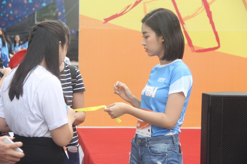 Hoa hậy Đỗ Mỹ Linh chuẩn bị kết nối sợi dây để chạy cùng người khiếm thị Hoa hậy Đỗ Mỹ Linh chuẩn bị kết nối sợi dây để chạy cùng người khiếm thị