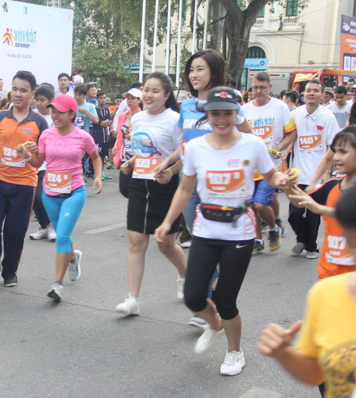 Và cùng "Chạy với tôi" Và cùng "Chạy với tôi"